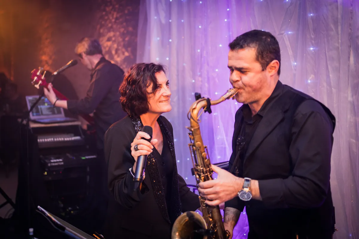 Sylvie Blanche au chant et le saxophoniste du groupe Malaca en pleine soirée