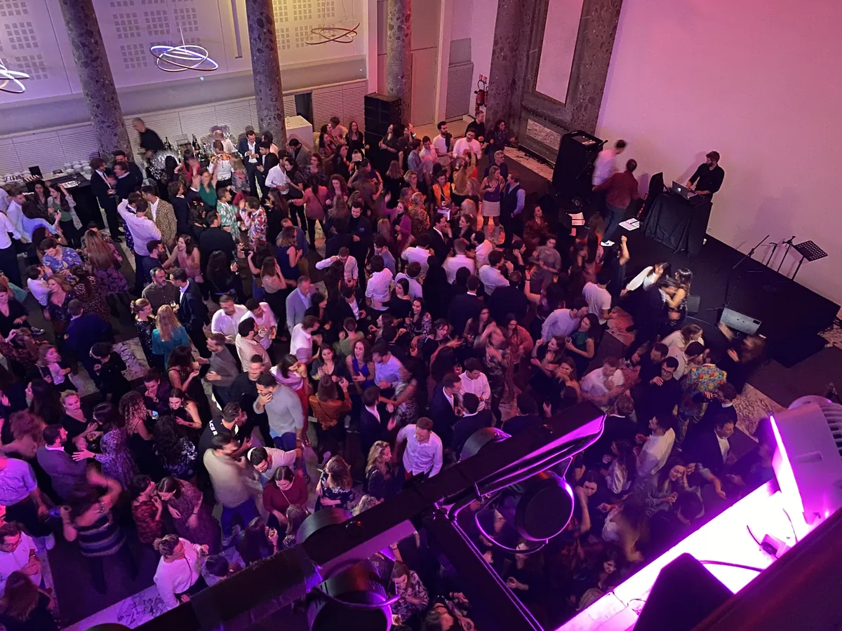 Salle comble vue d'en haut pendant une soirée animée par Malaca Productions