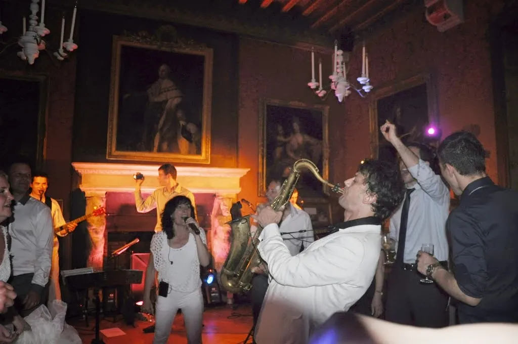 Soirée privée dans un château, le saxophoniste joue au milieu des invités