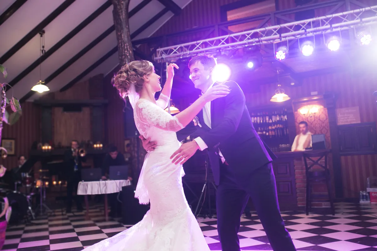 Tarif DJ mariage 2026 : combien facturer une prestation