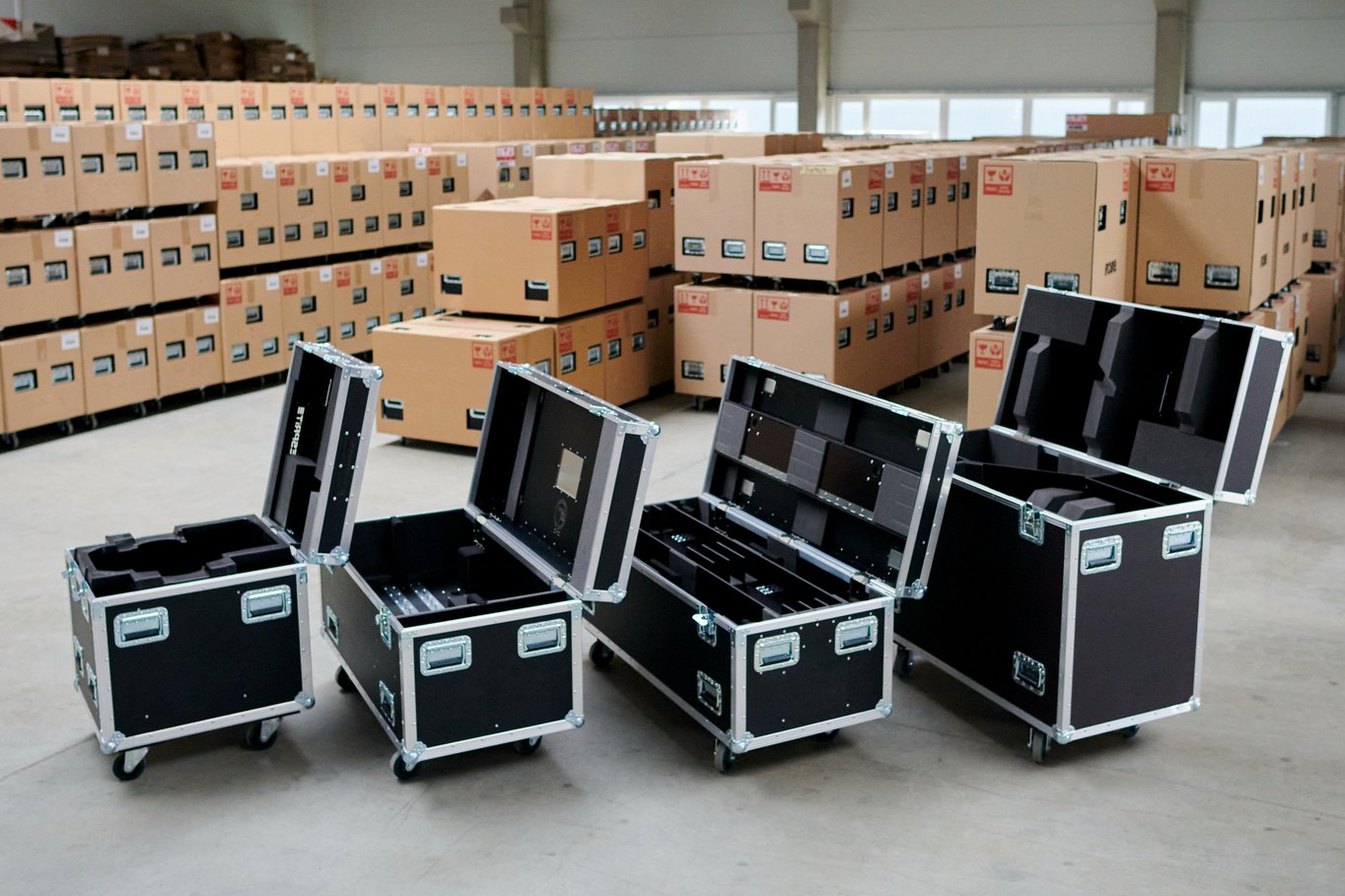 Matériel événementiel rangé en flight cases, prêt pour le suivi de stock Noxio